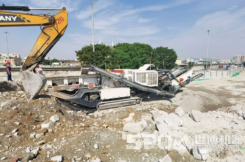 大型建筑廢料粉碎機(jī)，履帶式移動破碎站粉碎建筑垃圾現(xiàn)場圖